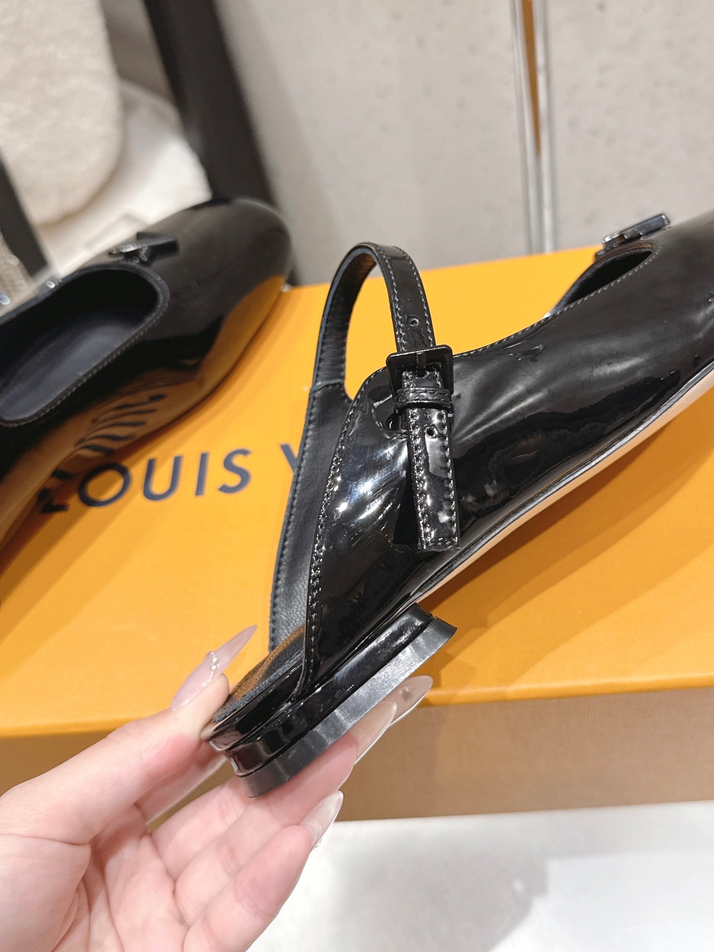 LV 26S FLAT MULES IN BLACK PATENT CALFSKIN
