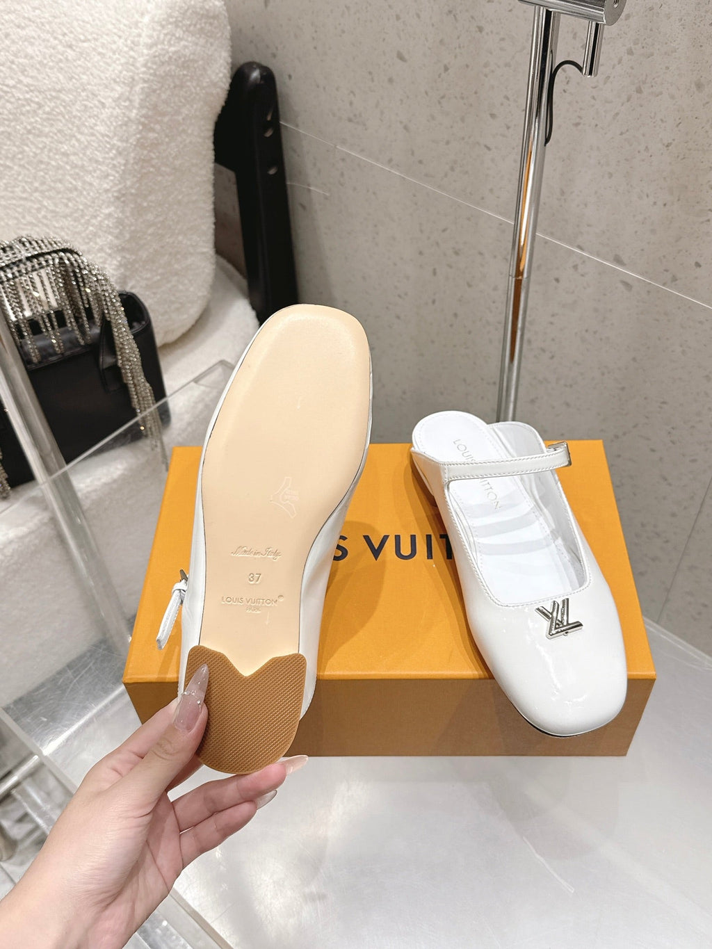 LV 26S FLAT MULES IN WHITE PATENT CALFSKIN