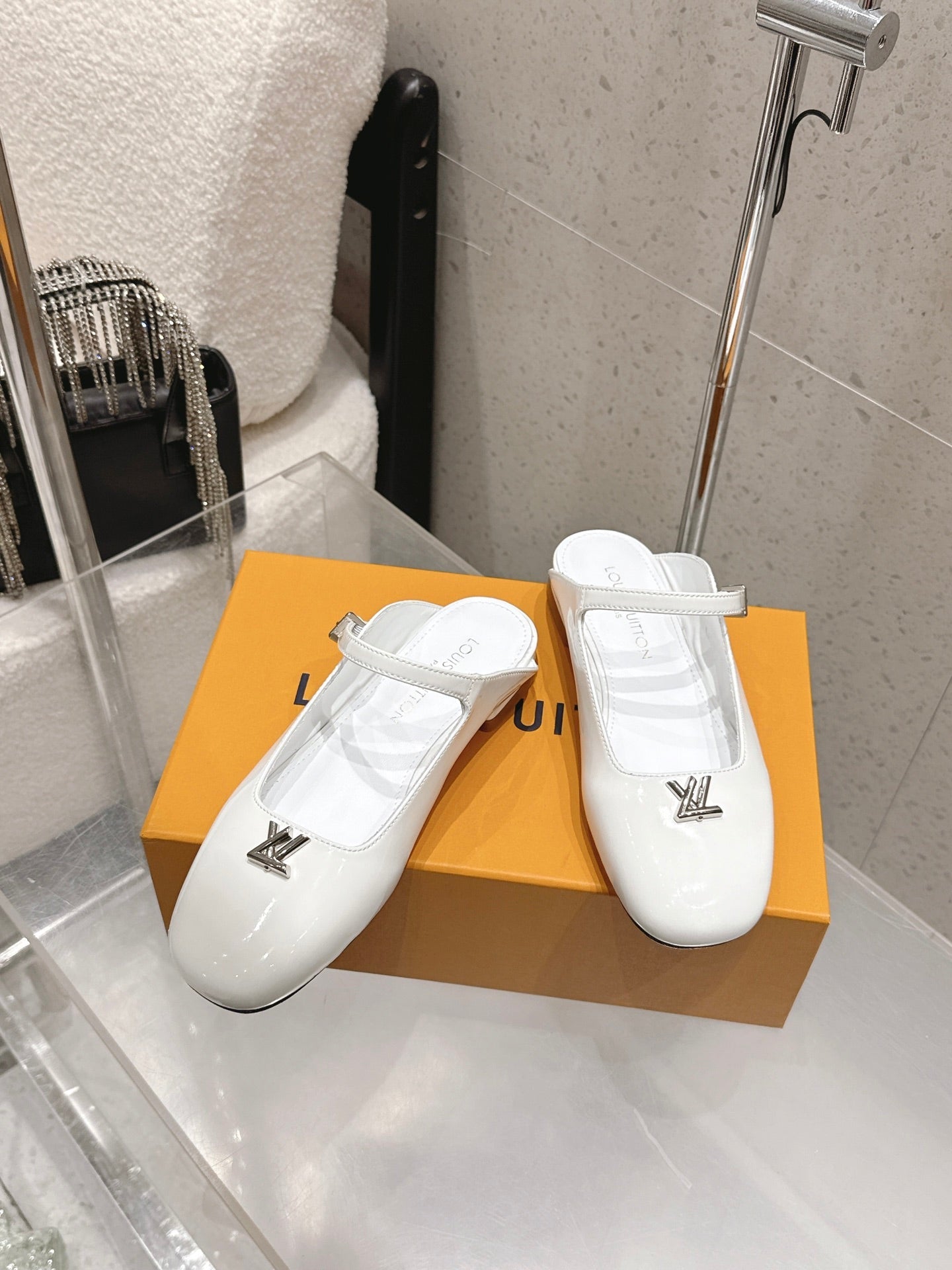 LV 26S FLAT MULES IN WHITE PATENT CALFSKIN