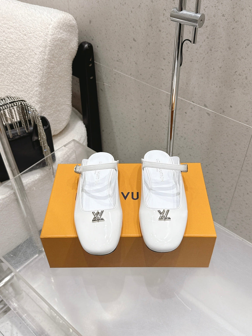 LV 26S FLAT MULES IN WHITE PATENT CALFSKIN