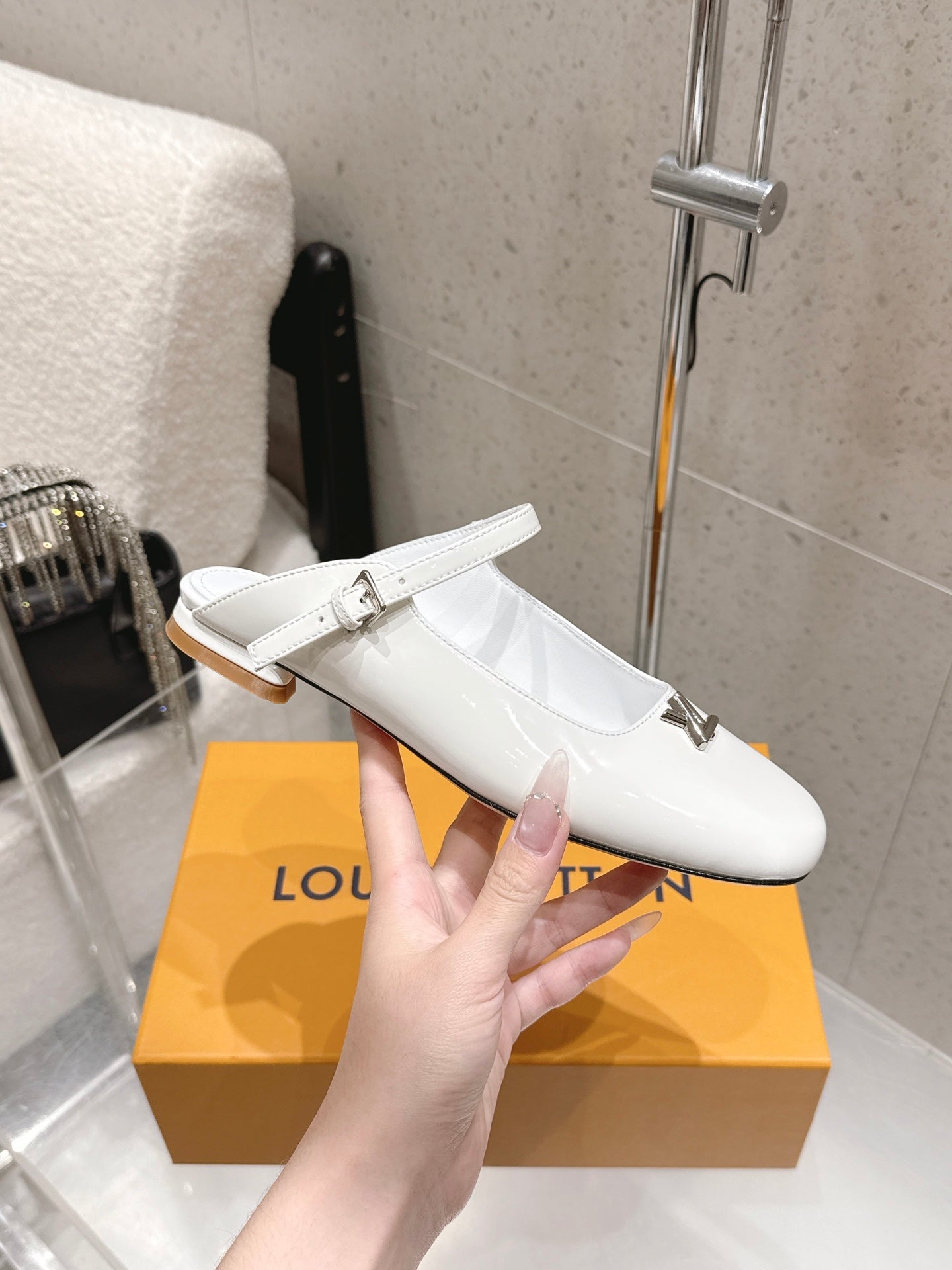LV 26S FLAT MULES IN WHITE PATENT CALFSKIN