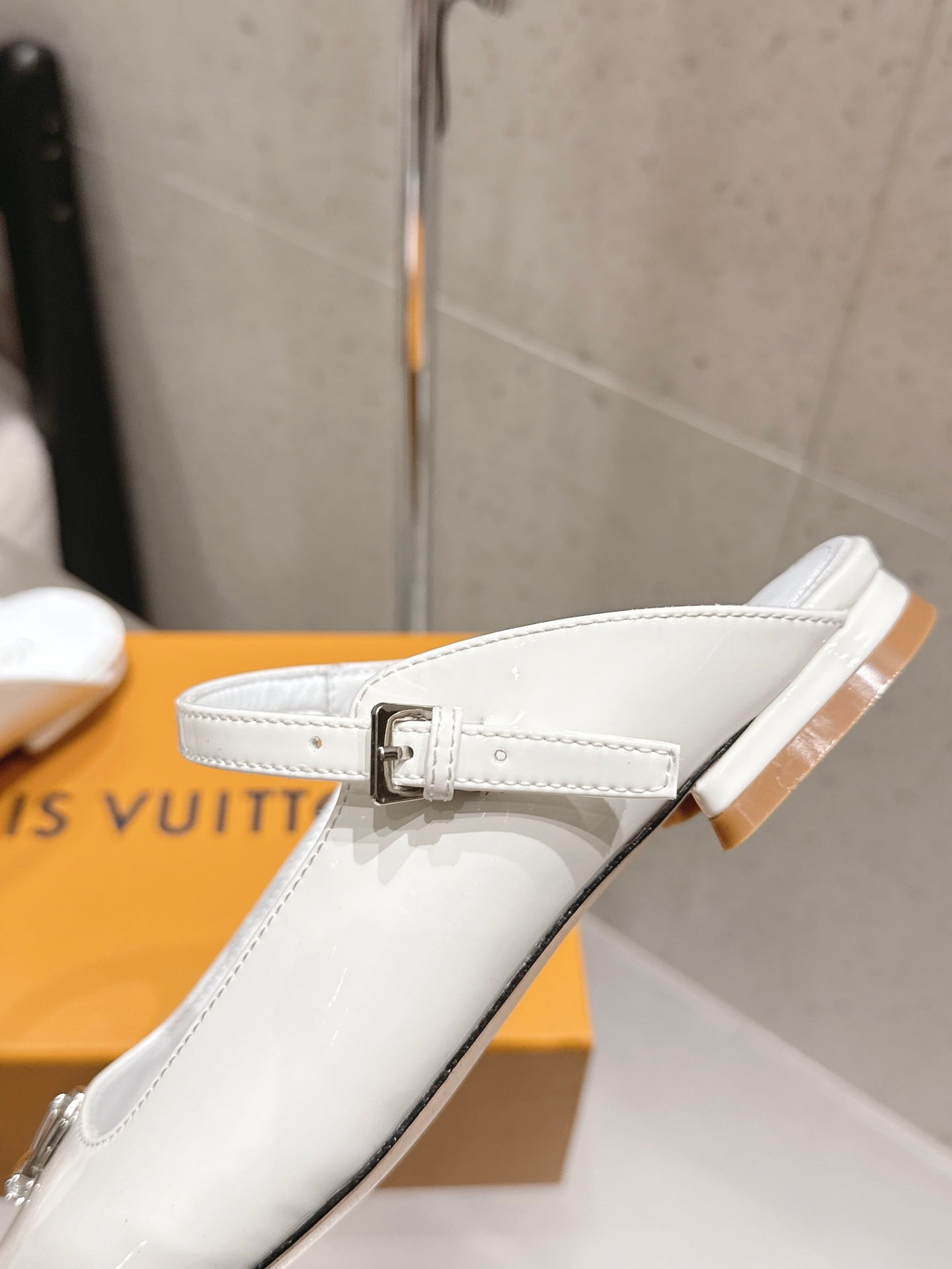 LV 26S FLAT MULES IN WHITE PATENT CALFSKIN