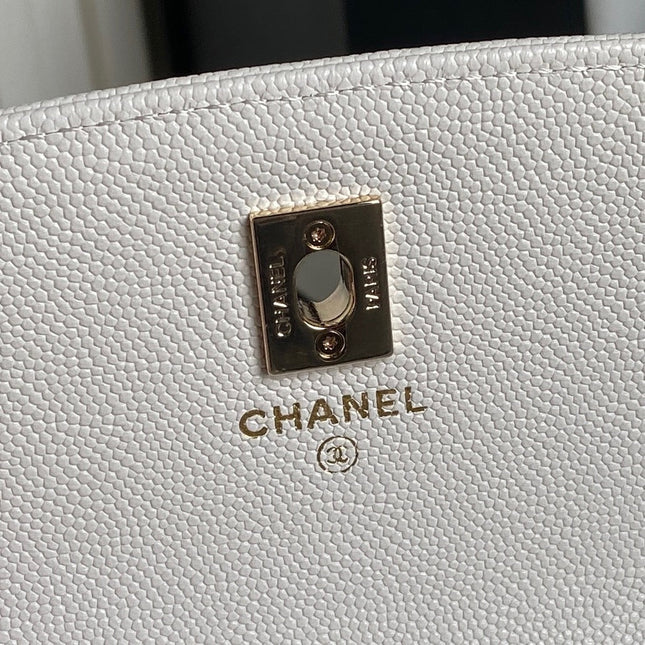 25C FLAP BAG 18 IN WHITE SHINY GRAINED CALFSKIN GOLD HARDWARE