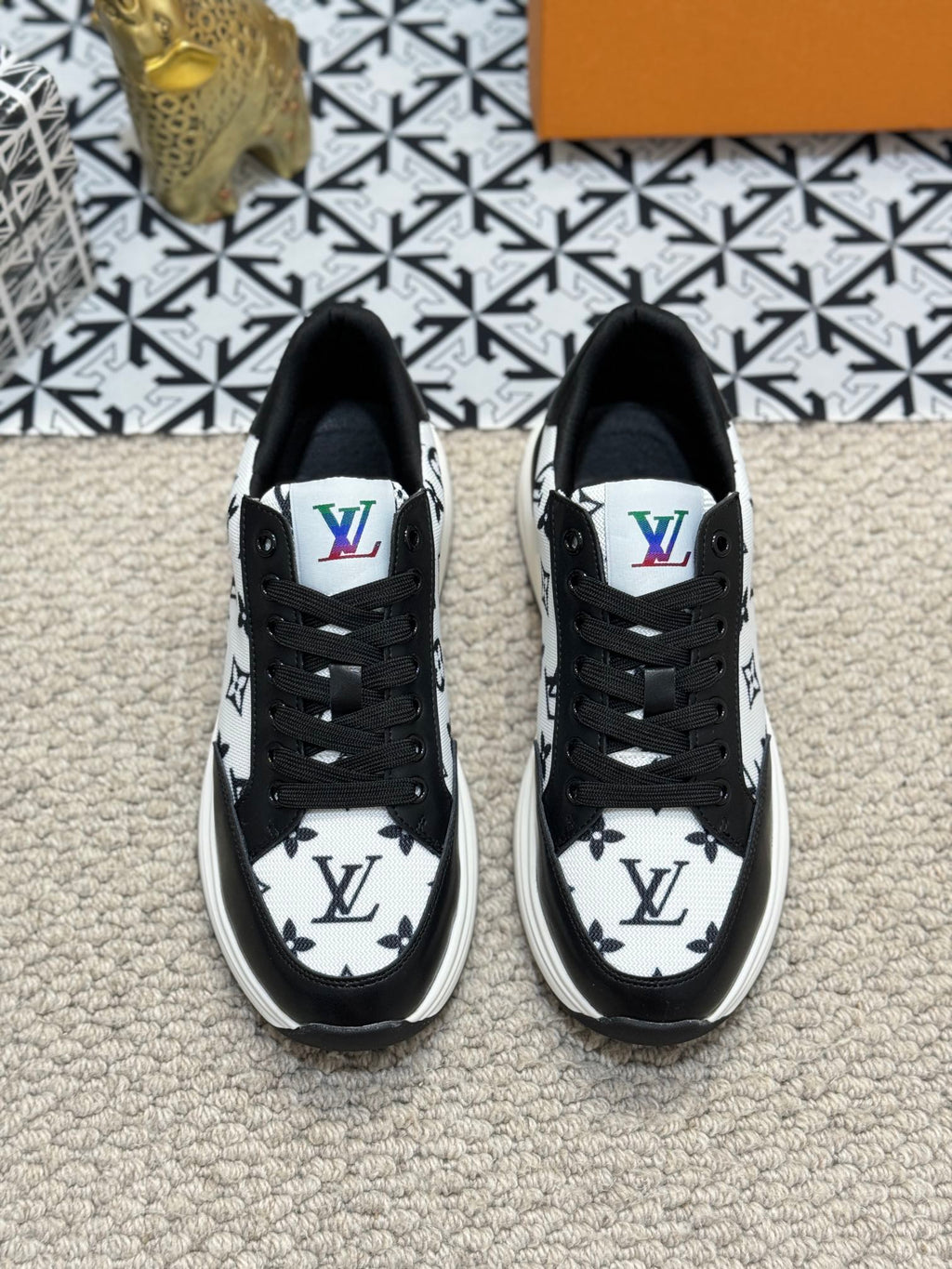 LV TRAINERS IN BLACK CALFSKIN AND WHITE JACQUARD