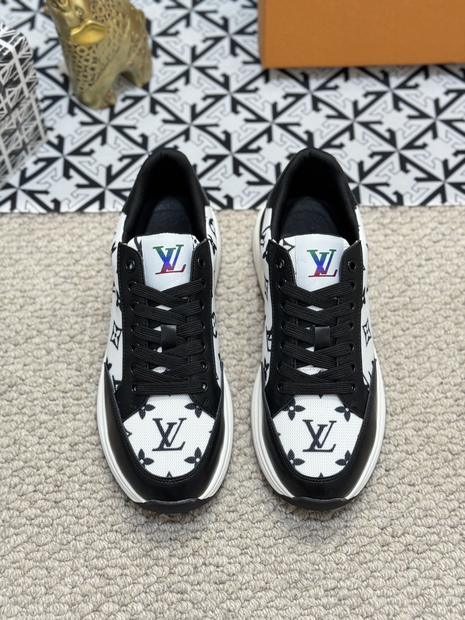 LV TRAINERS IN BLACK CALFSKIN AND WHITE JACQUARD