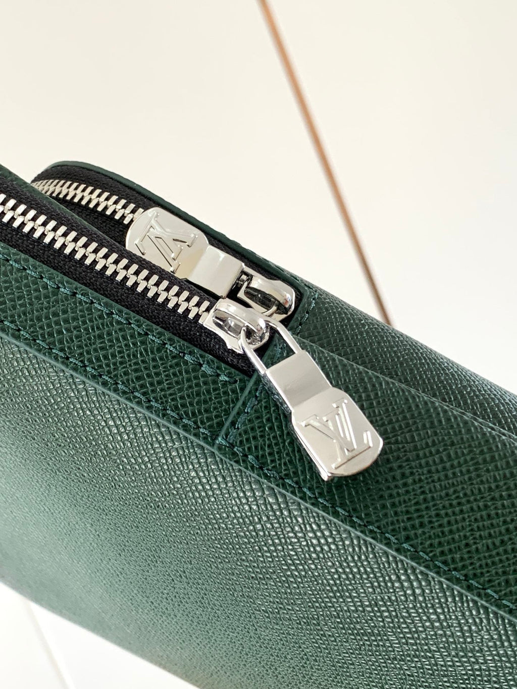AVENUE SLINGBAG 31 IN DARK GREEN TAIGA LEATHER
