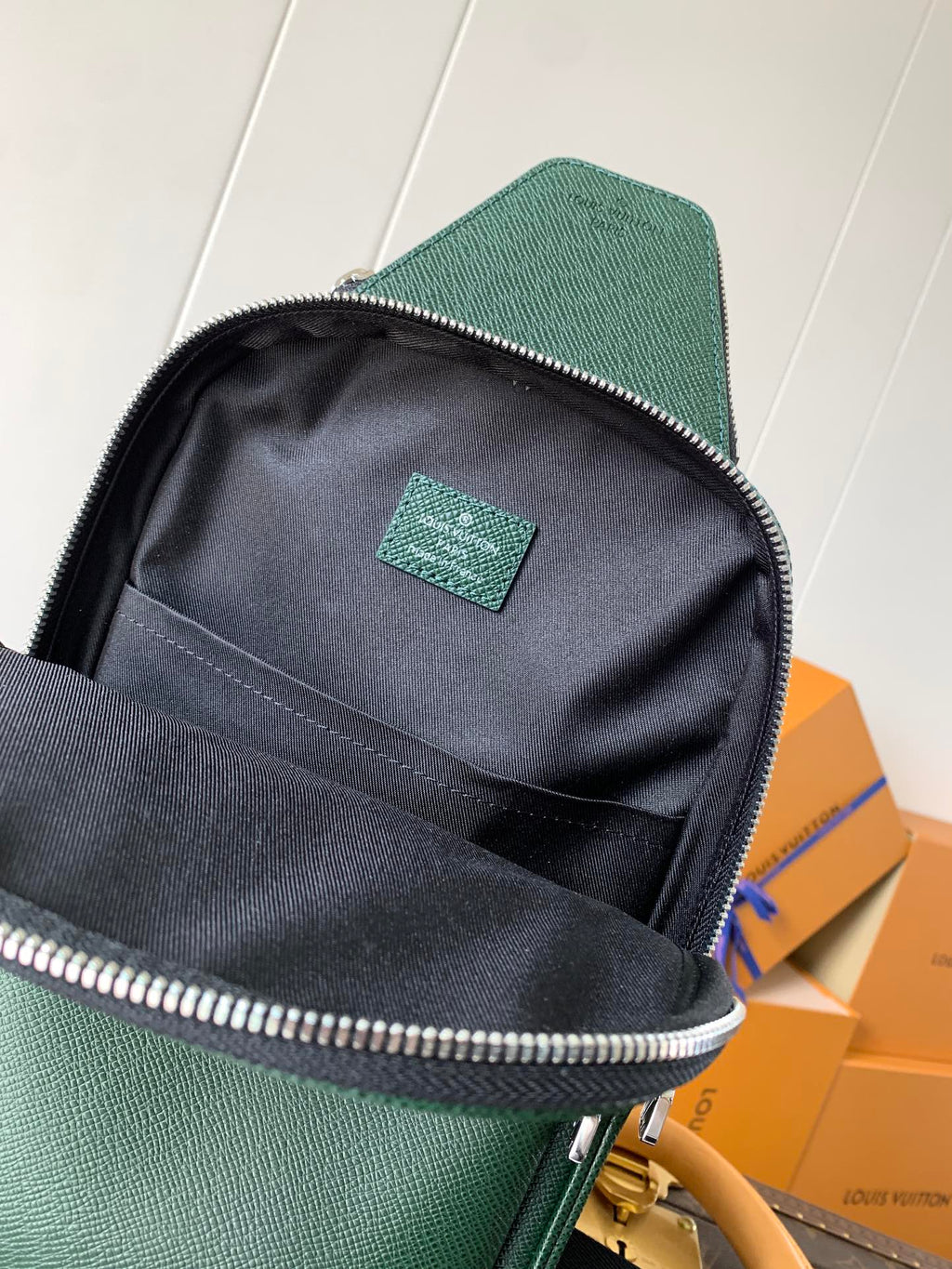 AVENUE SLINGBAG 31 IN DARK GREEN TAIGA LEATHER