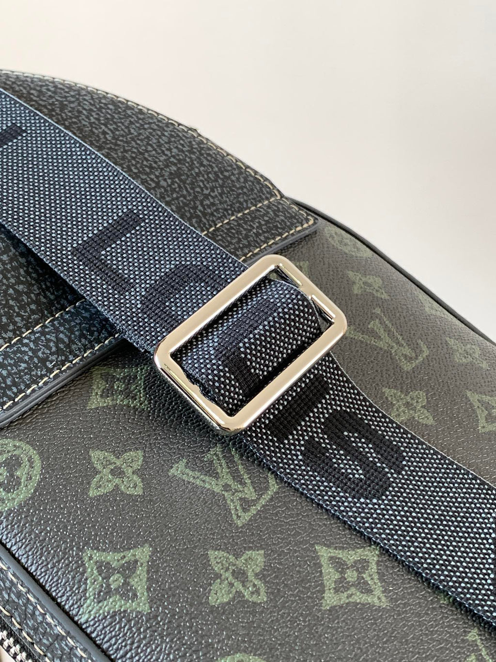AVENUE SLINGBAG 31 IN BLACK MONOGRAM CANVAS WITH BROWN LOGO