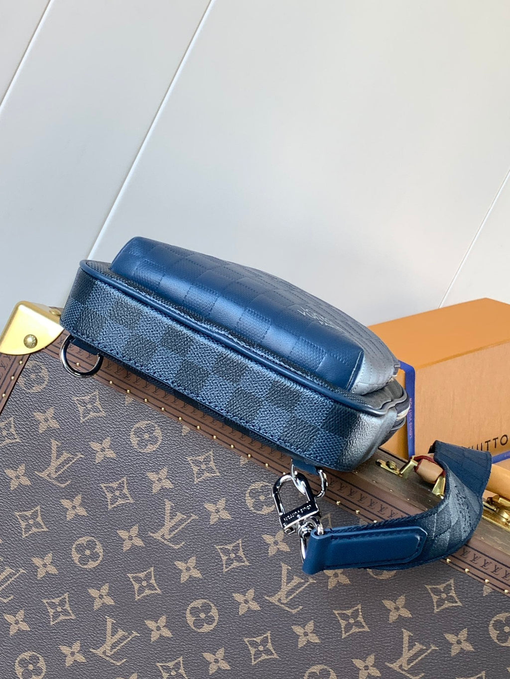 AVENUE SLINGBAG 31 IN NAVY BLUE TAIGA LEATHER WITH WHITE LOGO PRINTED