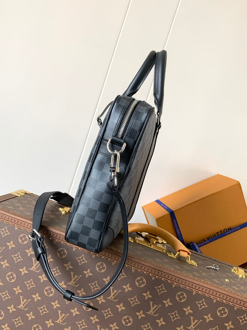 PORTE- DOCUMENTS VOYAGE NM HANDBAG 36 IN BLACK DAMIER GRAPHITE CANVAS