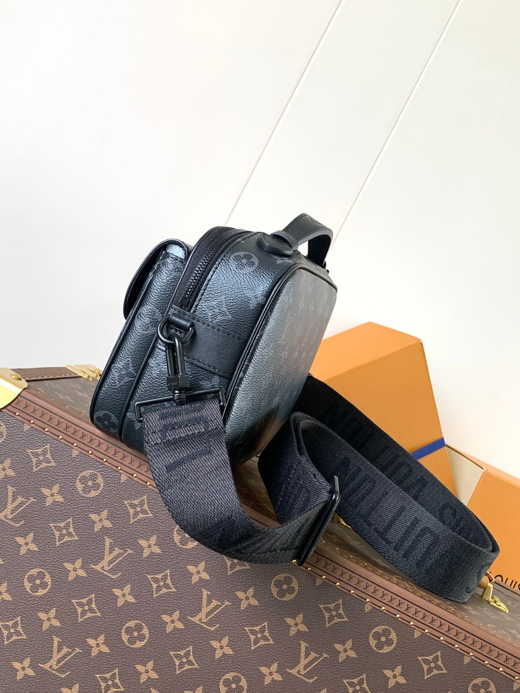LV 26S S LOCK CROSSBODY BAG 22 IN CHARCOAL GRAY EMBOSSED TAURILLON LEATHER