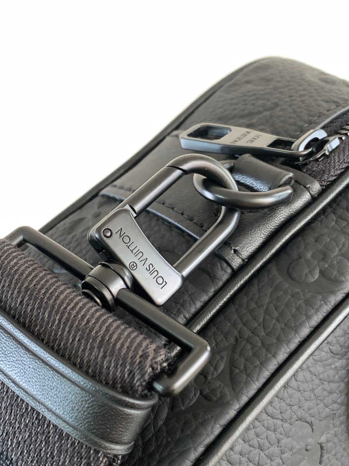 LV 26S S LOCK CROSSBODY BAG 22 IN BLACK EMBOSSED TAURILLON LEATHER