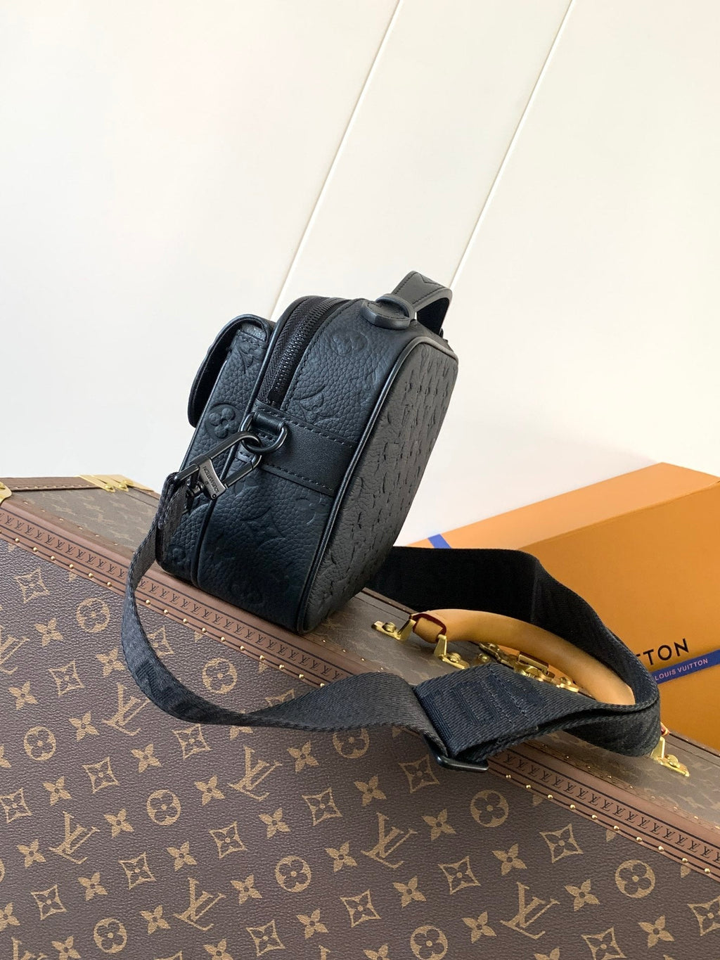 LV 26S S LOCK CROSSBODY BAG 22 IN BLACK EMBOSSED TAURILLON LEATHER