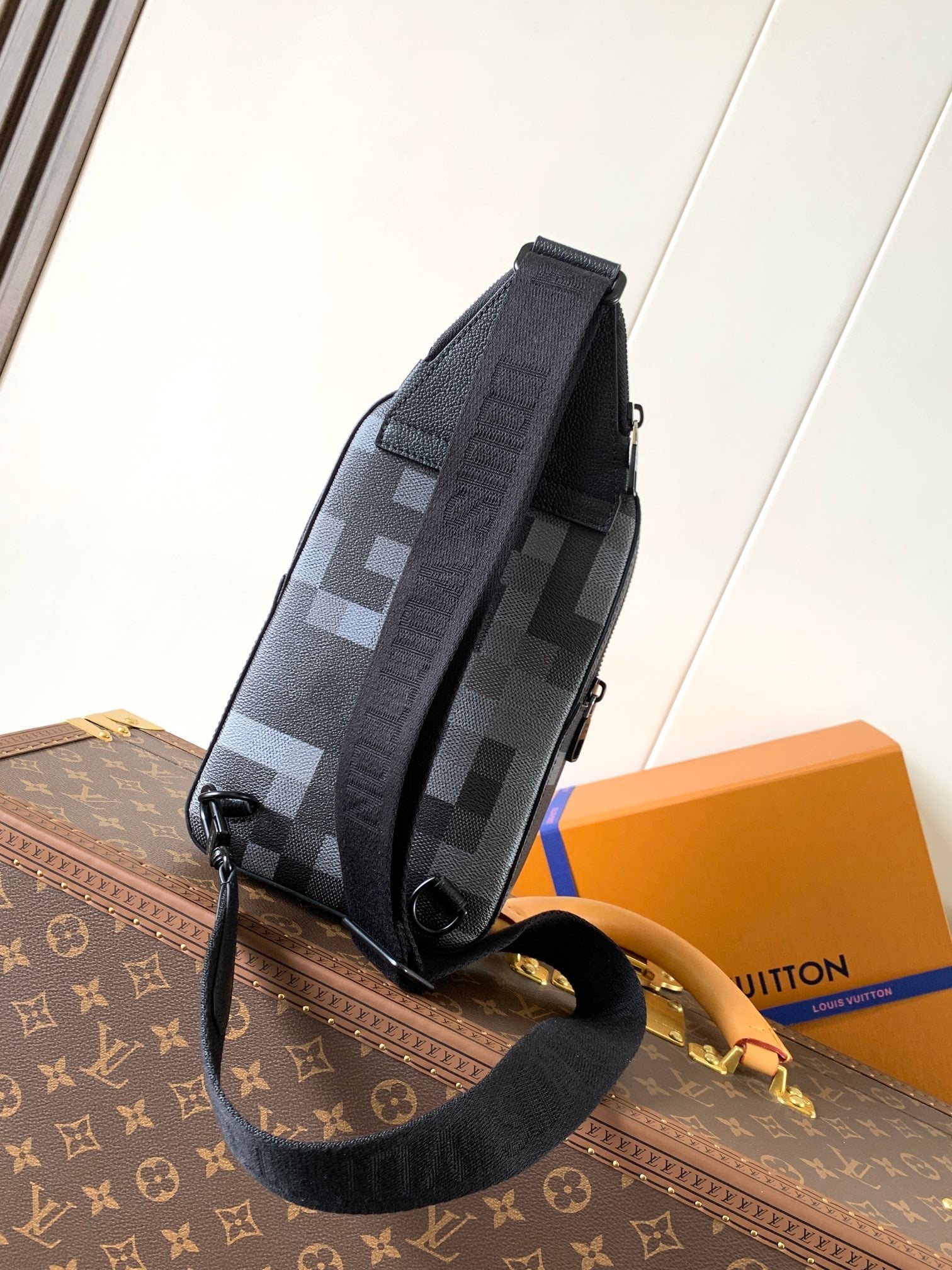 AVENUE 31 IN BLACK CANVAS CALFSKIN