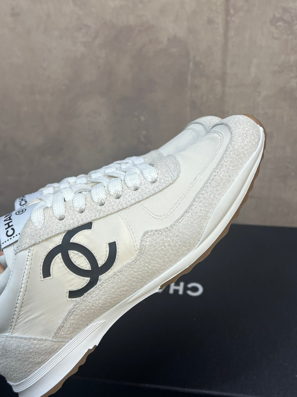 CHANEL 26S RUNNING SNEAKERS IN WHITE AND LIGHT GREY MATERIAL CC LOGO