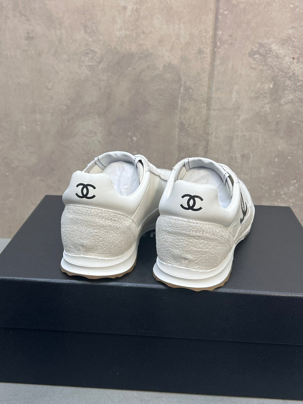 CHANEL 26S RUNNING SNEAKERS IN WHITE AND LIGHT GREY MATERIAL CC LOGO
