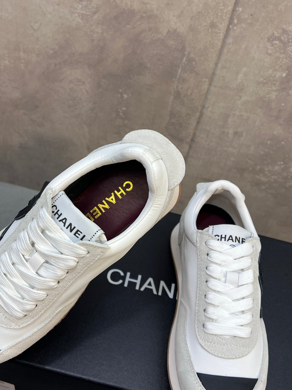 CHANEL 26S RUNNING SNEAKERS IN WHITE AND LIGHT GREY SUEDE AND NYLON CC LOGO
