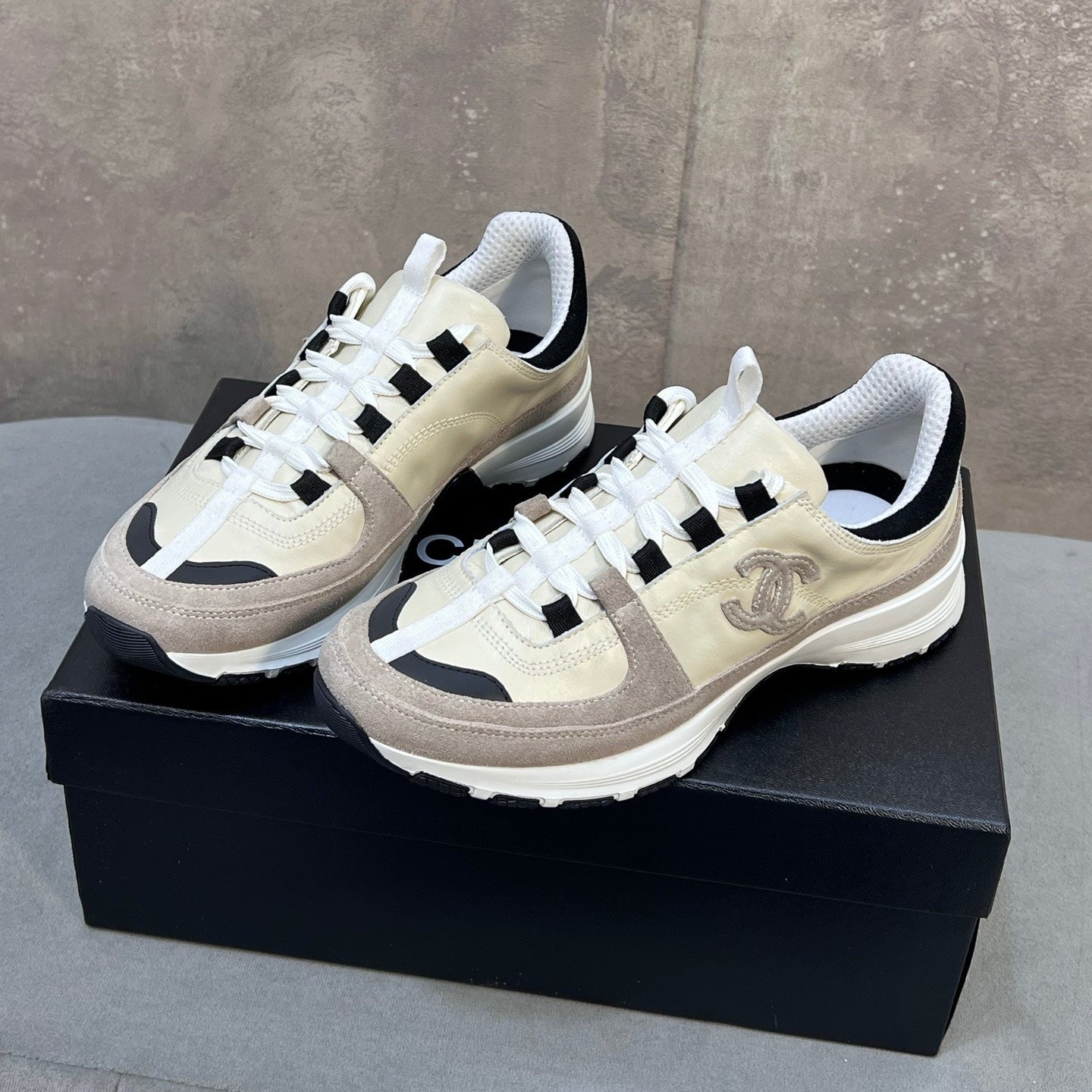 CHANEL 26S RUNNER CC LOGO SNEAKERS IN BEIGE AND GREY CALFSKIN