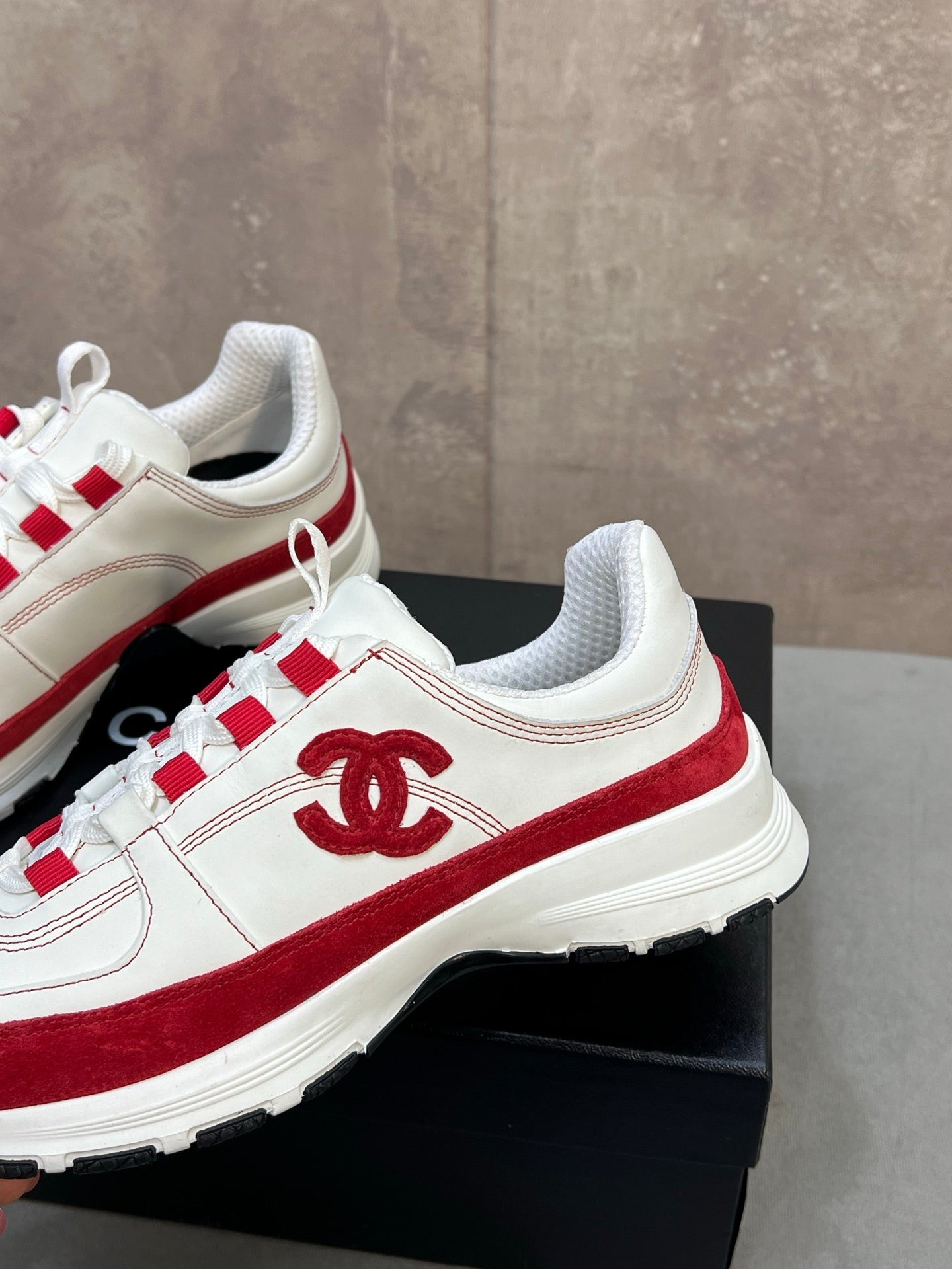 CHANEL 26S RUNNER CC LOGO SNEAKERS IN WHITE AND RED CALFSKIN