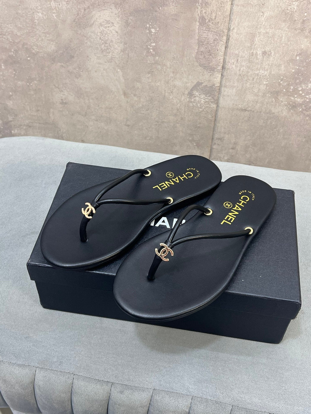 CHANEL 26S FLIP FLOPS IN BLACK CALFSKIN CC LOGO