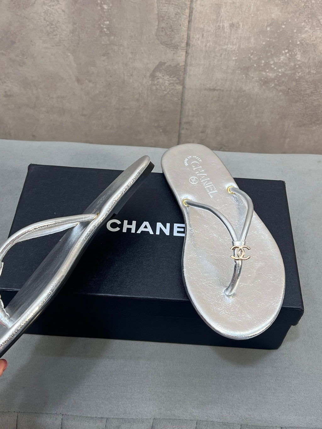 CHANEL 26S FLIP FLOPS IN SILVER CALFSKIN CC LOGO
