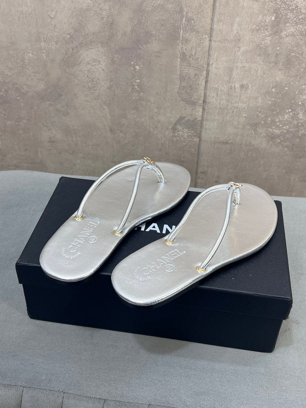 CHANEL 26S FLIP FLOPS IN SILVER CALFSKIN CC LOGO