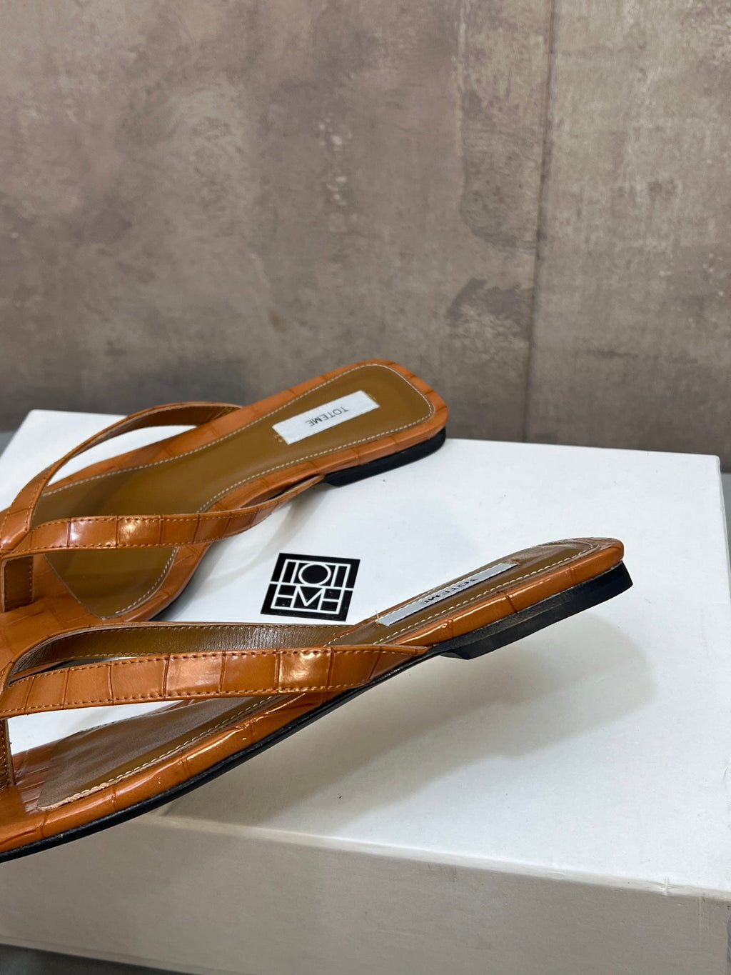 THE ROW 26S SQUARE TOE THONG SANDALS IN CARAMEL BROWN CROCODILE EMBOSSED CALFSKIN