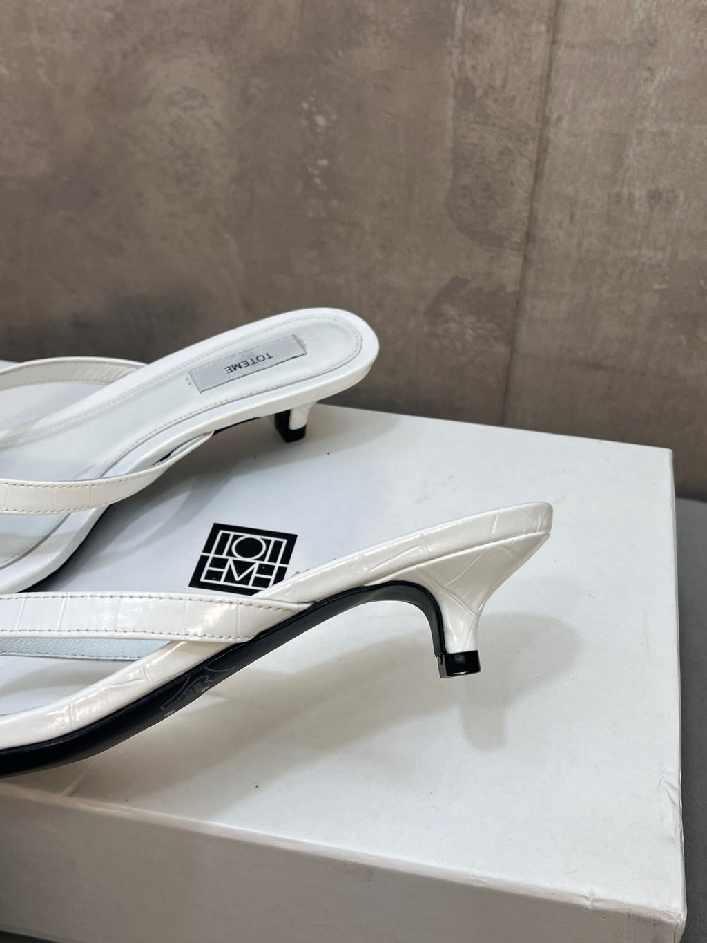 THE ROW 26S SQUARE TOE THONG KITTEN HEEL SANDALS 45MM IN WHITE CROCODILE EMBOSSED CALFSKIN