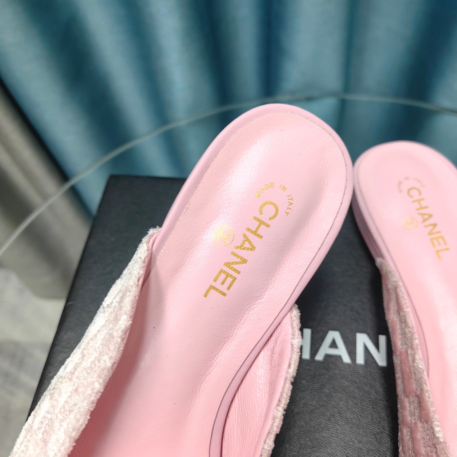MULE IN LIGHT PINK SATIN AND BLACK LAMBSKIN