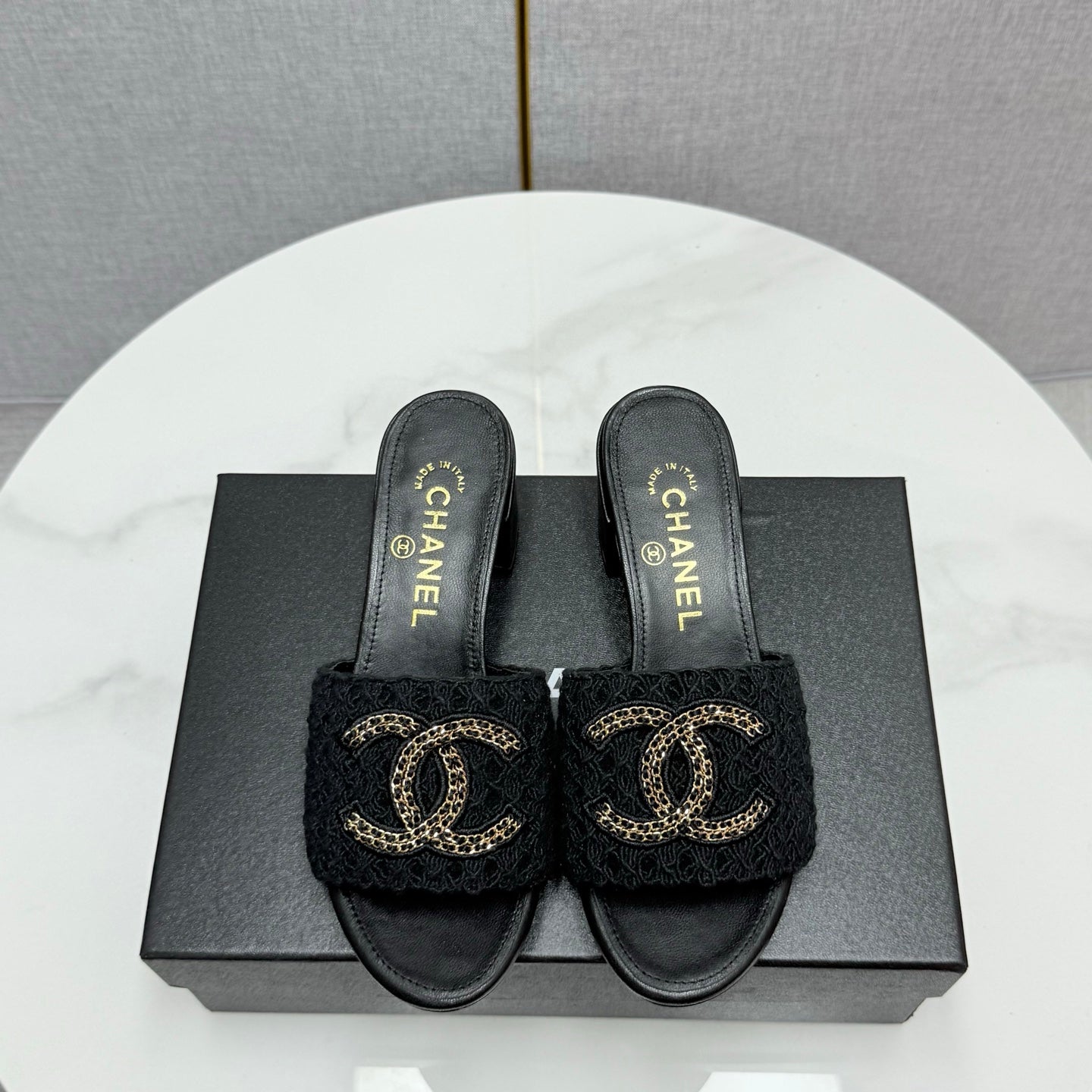 CC HIGH HEEL 25S IN BLACK FABRIC AND CALFSKIN WITH LOGO