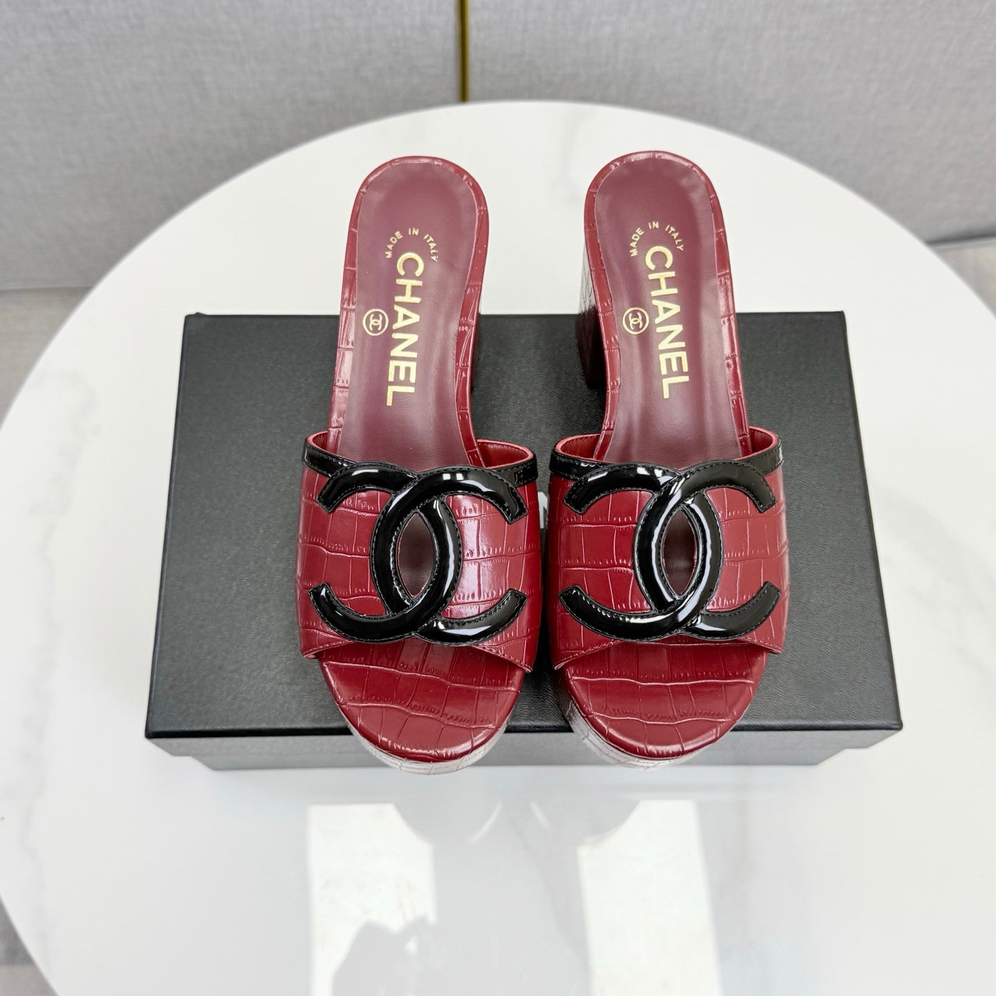 CHANEL 26S BLOCK HEEL SANDALS 100 MM IN RED CROCODILE-EMBOSSED CALFSKIN
