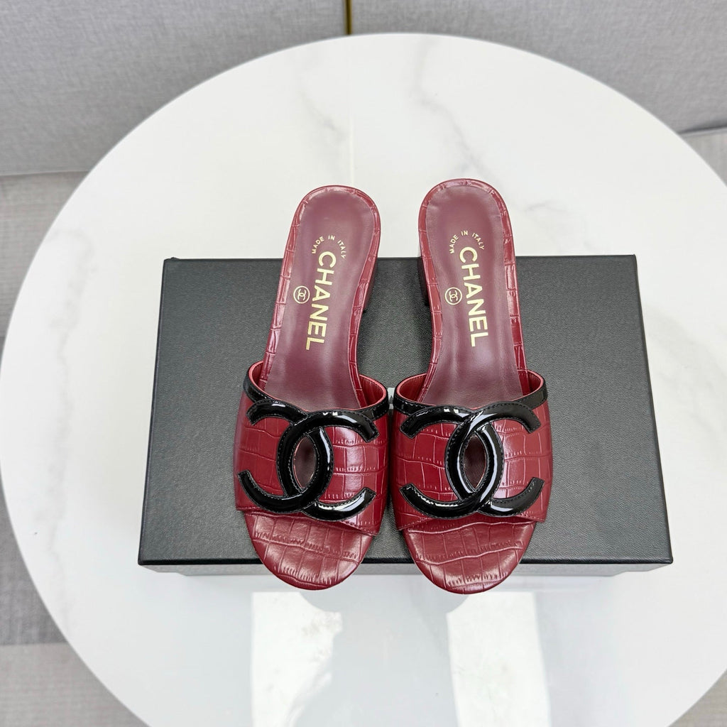 CHANEL 26S BLOCK HEEL SANDALS 40 MM IN RED CROCODILE-EMBOSSED CALFSKIN