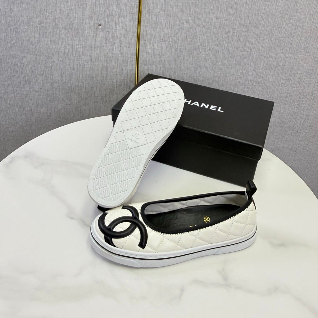 CHANEL 26S CC LOGO SLIP-ON SNEAKERS IN WHITE CALFSKIN