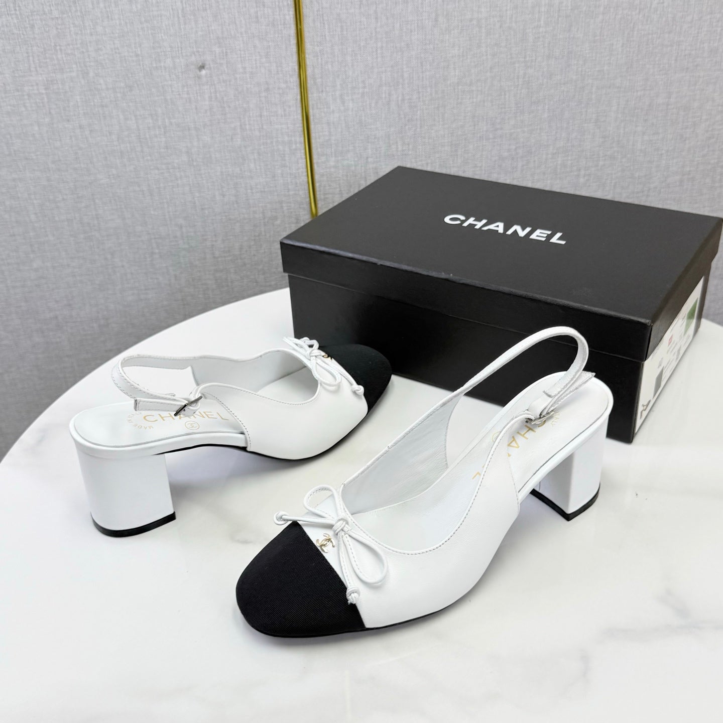 CHANEL 26S SLINGBACK HEELS 45 MM IN WHITE LAMBSKIN AND BLACK FABRIC