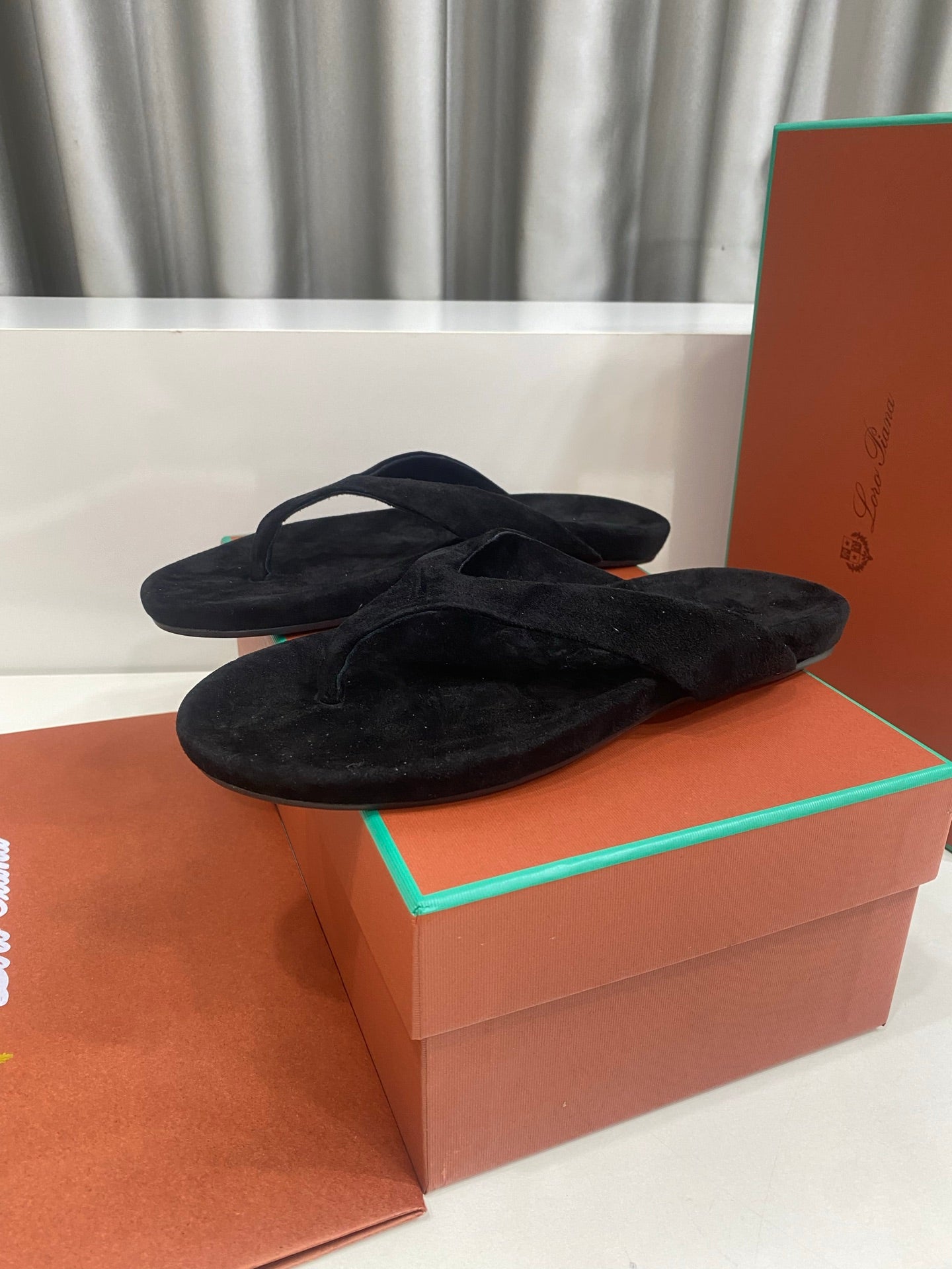 LP 26S THONG SANDALS IN BLACK SUEDE