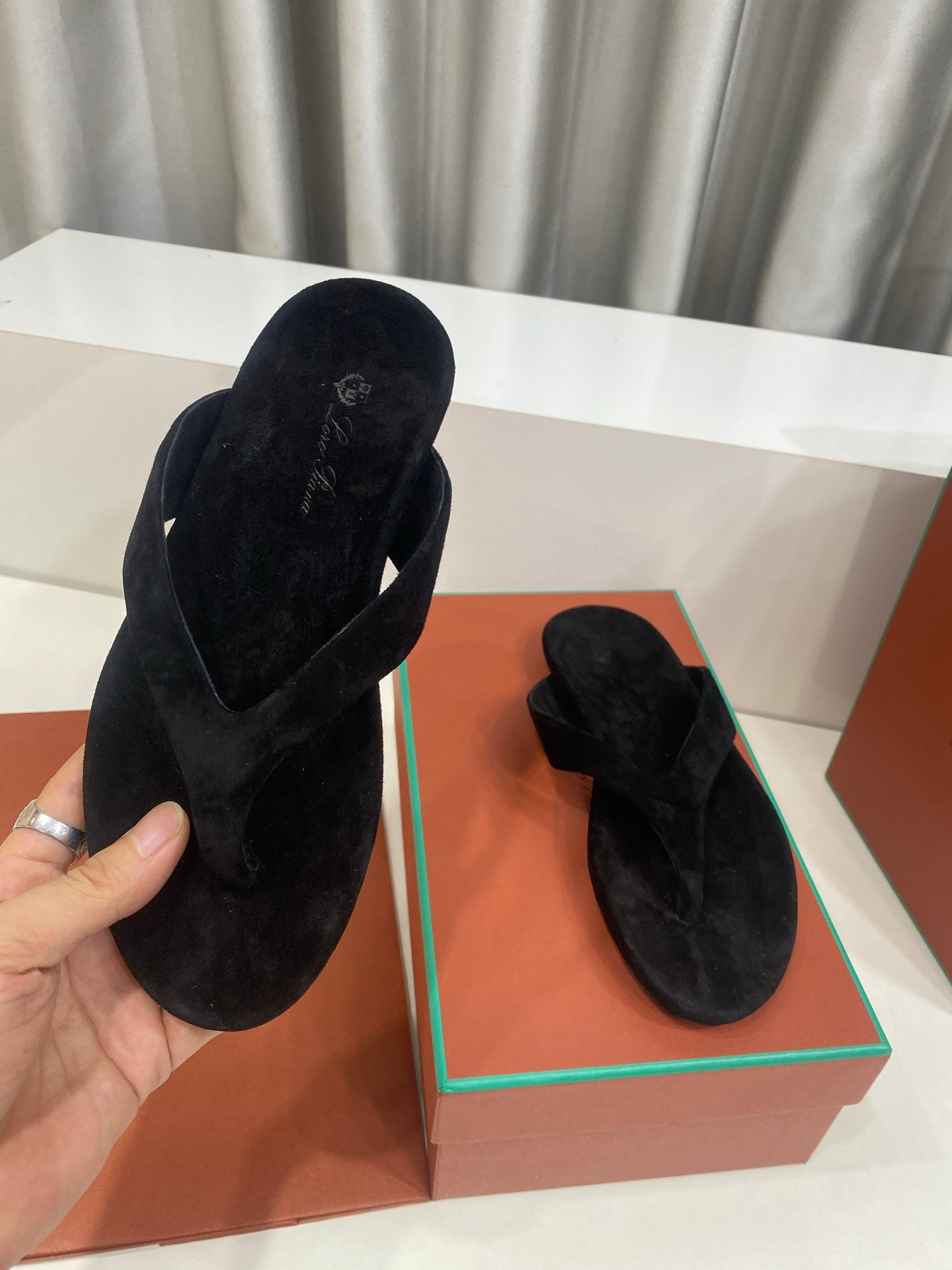 LP 26S THONG SANDALS IN BLACK SUEDE
