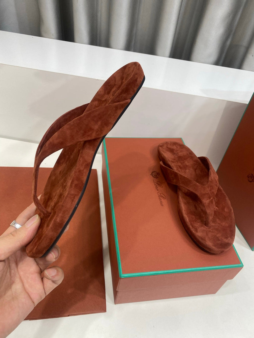 LP 26S THONG SANDALS IN DARK BROWN SUEDE