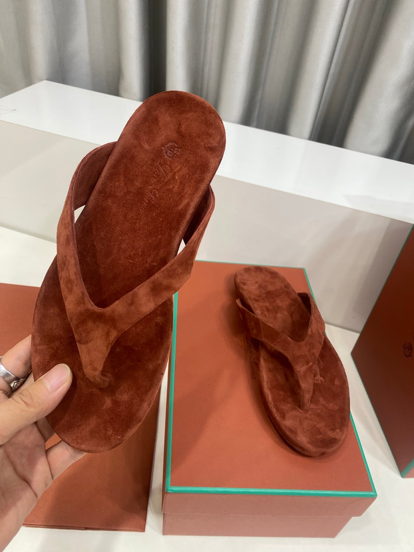 LP 26S THONG SANDALS IN DARK BROWN SUEDE