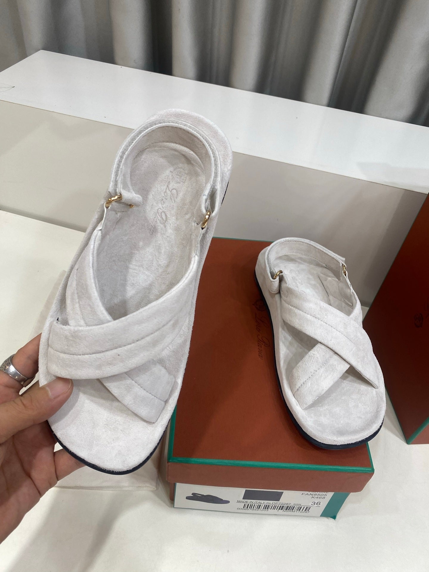 LP 26S CROSS-STRAP SANDALS IN OFF WHITE SUEDE