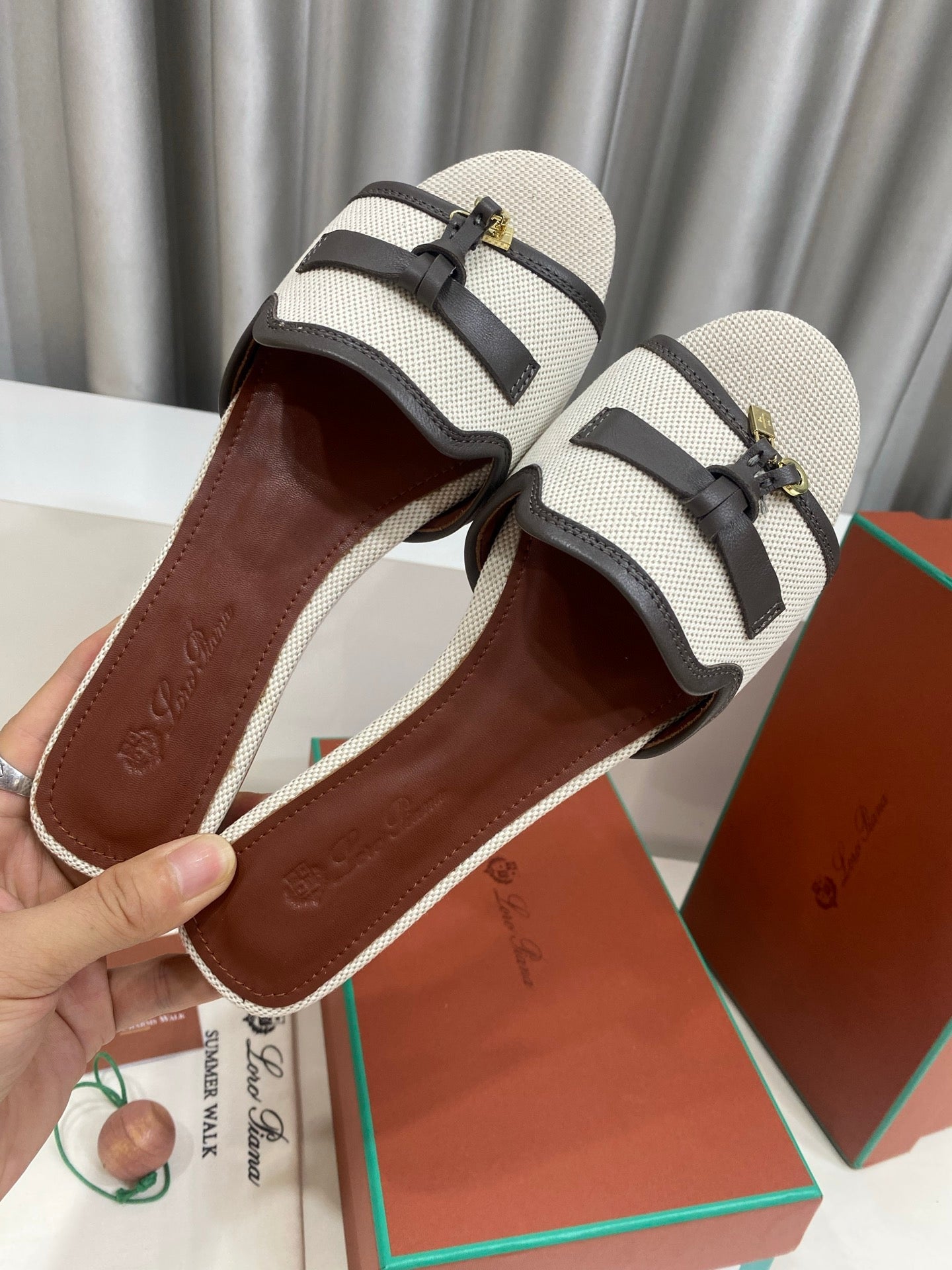 LP 26S SLIDES IN OFF-WHITE CANVAS AND DARK BROWN CALFSKIN