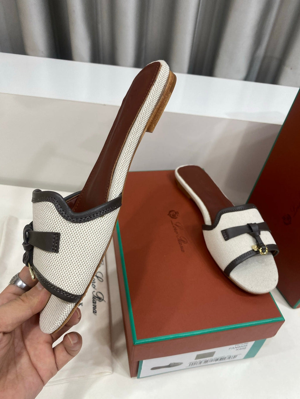 LP 26S SLIDES IN OFF-WHITE CANVAS AND DARK BROWN CALFSKIN