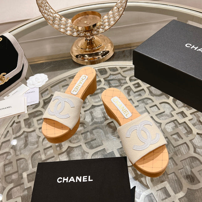 WEDGE PLATFORM IN WHITE LAMBSKIN WITH LOGO
