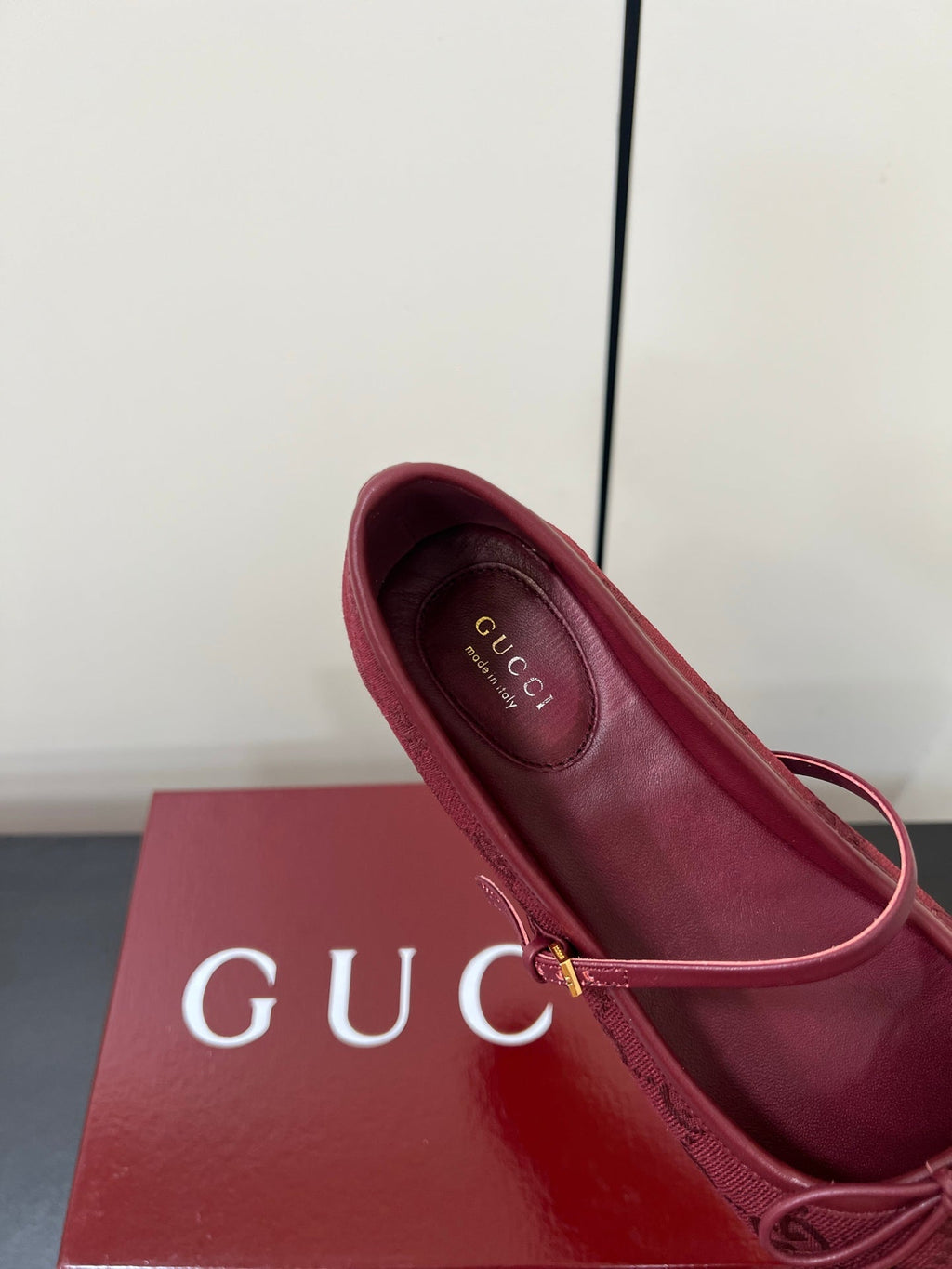 GG MARY JANE 25S IN DARK RED CANVAS WITH GOLD HARDWARE