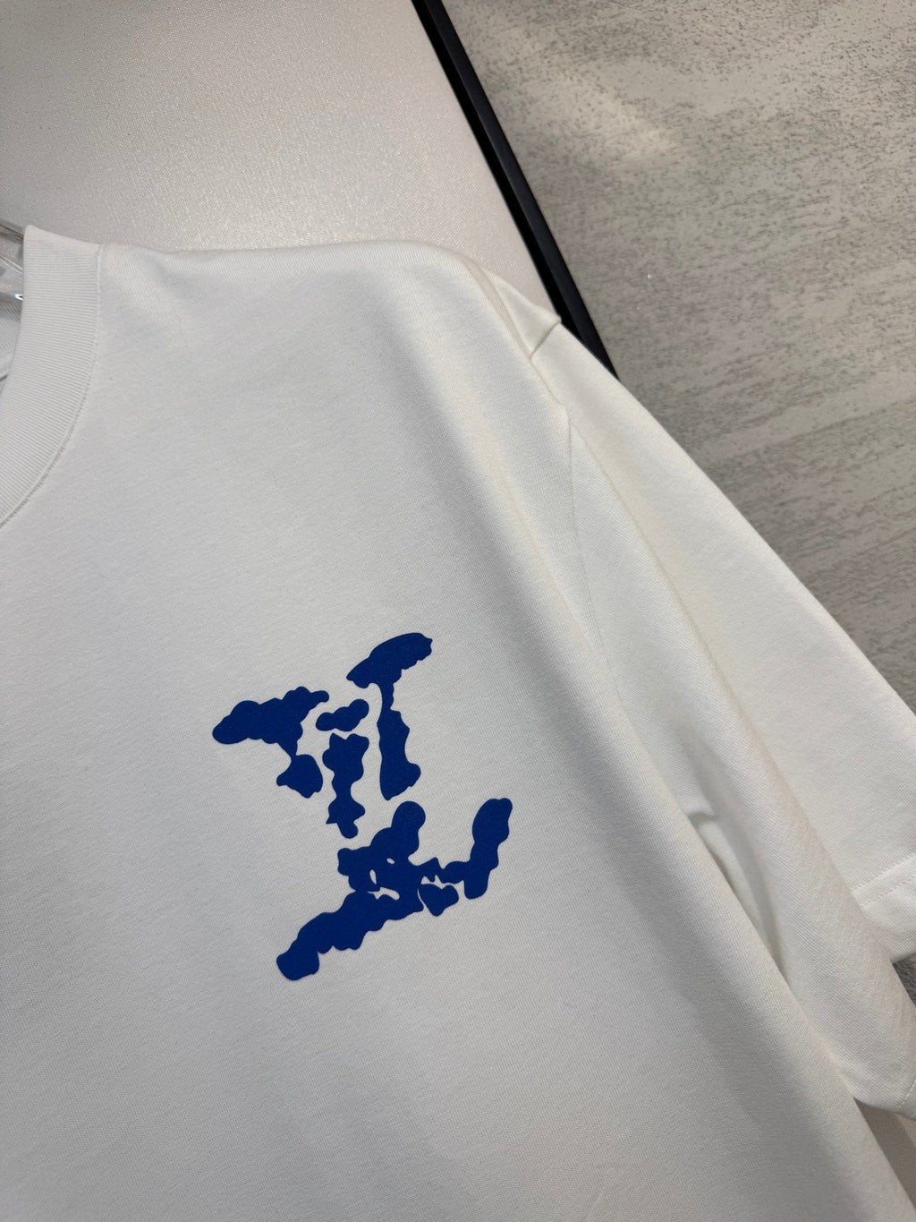 LV WHITE COTTON T-SHIRT BLUE STYLIZED LOGO 238917