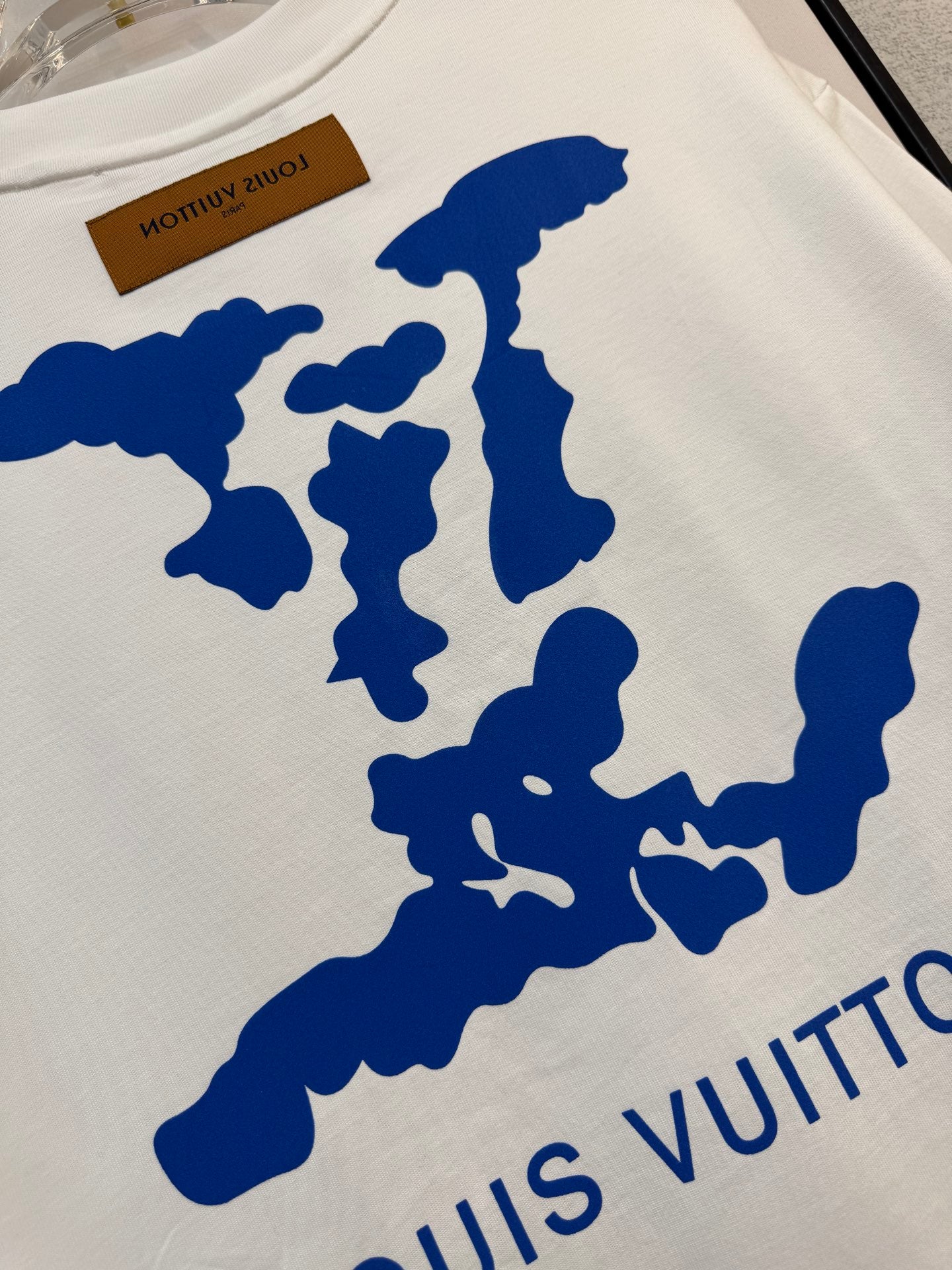 LV WHITE COTTON T-SHIRT BLUE STYLIZED LOGO 238917