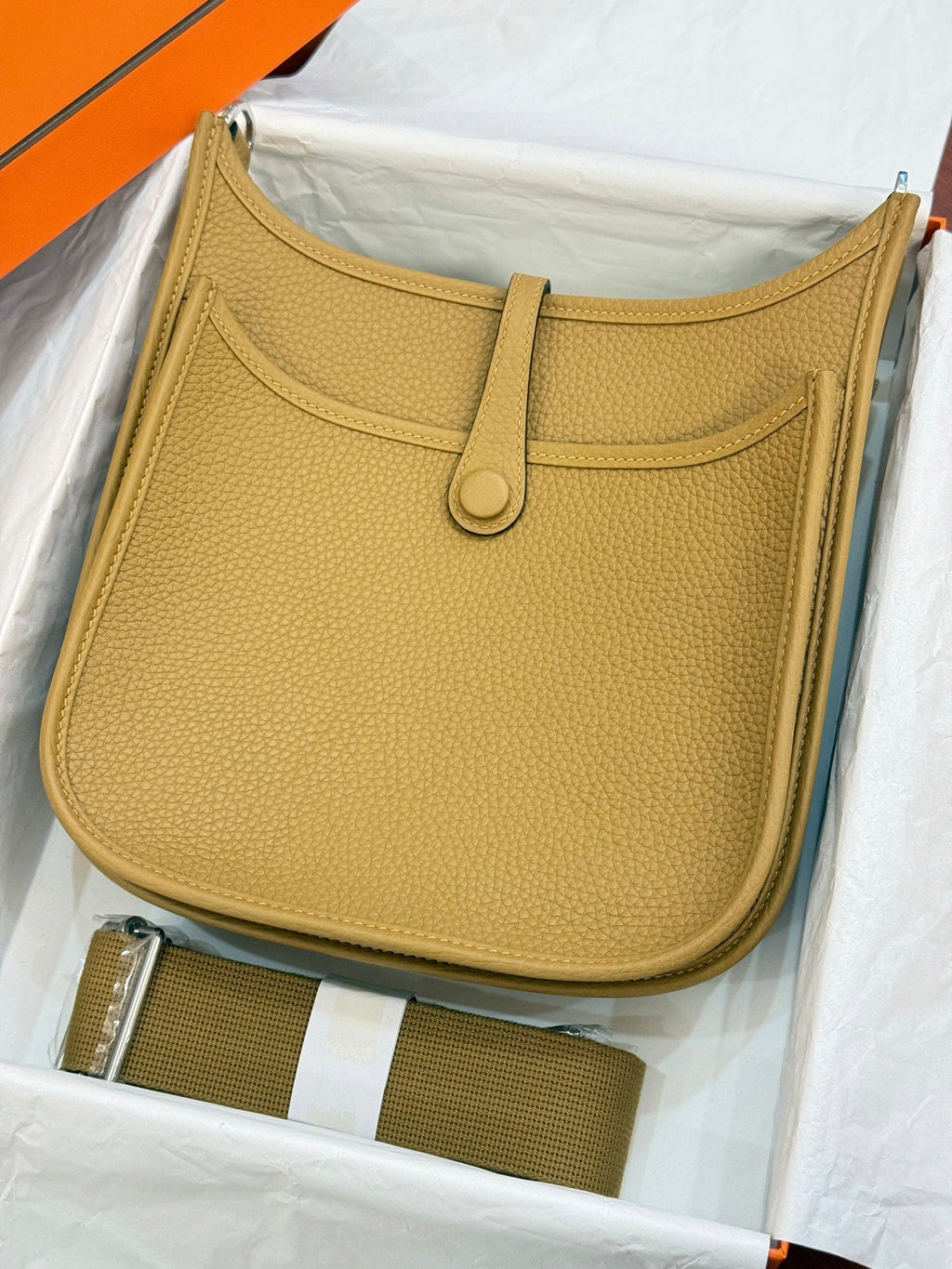 HM 26S EVELYNE BAG 23CM IN GOLDEN BROWN GRAINED CALFSKIN