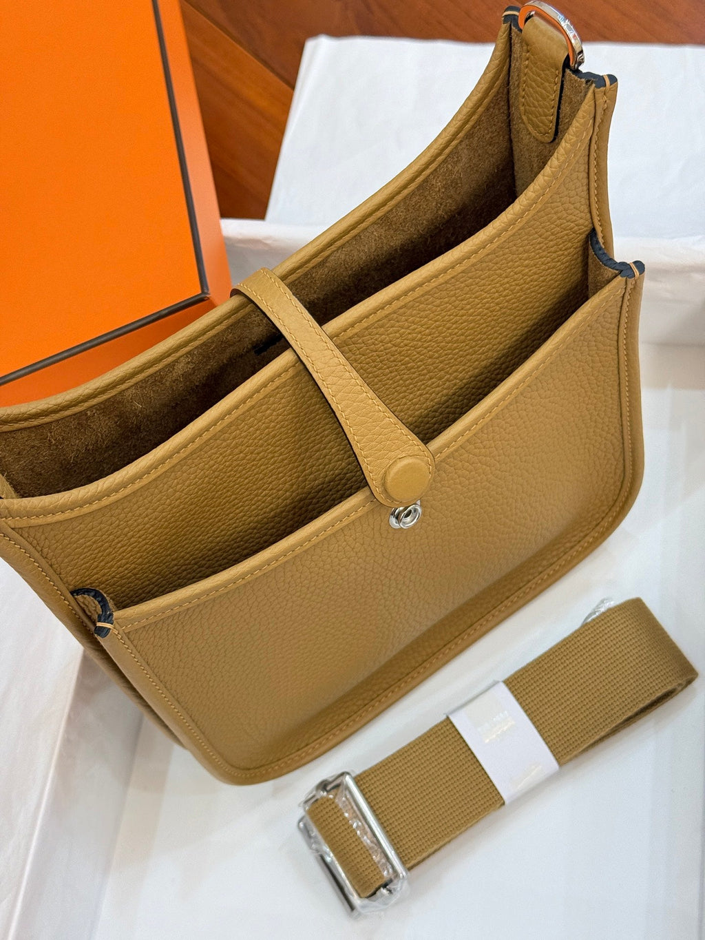 HM 26S EVELYNE BAG 23CM IN GOLDEN BROWN GRAINED CALFSKIN