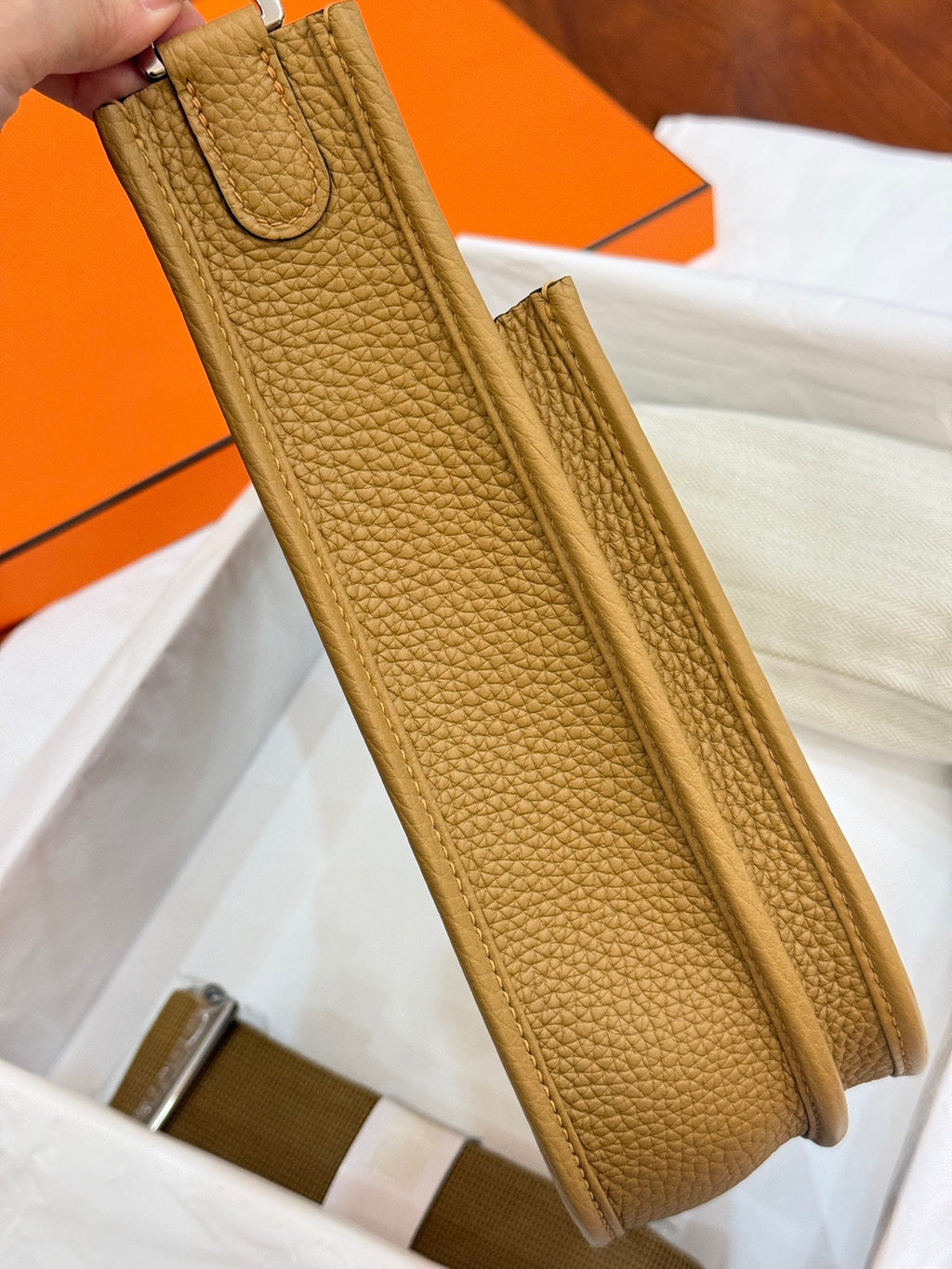 HM 26S EVELYNE BAG 23CM IN GOLDEN BROWN GRAINED CALFSKIN