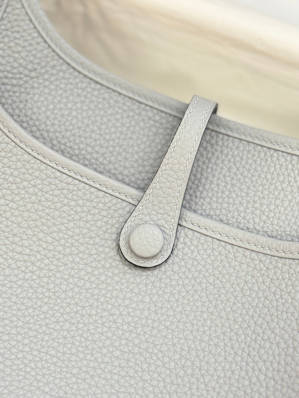 HM 26S EVELYNE BAG 23CM IN LIGHT GRAY GRAINED CALFSKIN