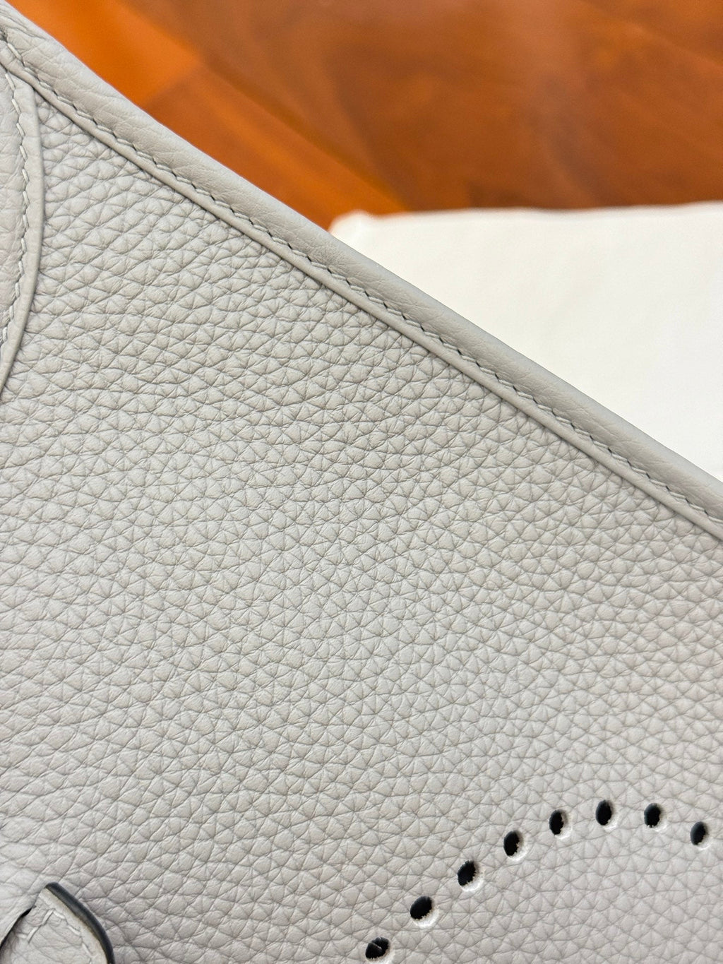 HM 26S EVELYNE BAG 23CM IN LIGHT GRAY GRAINED CALFSKIN
